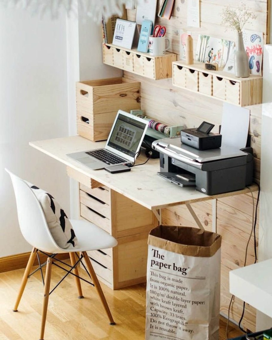 Декор рабочего стола в комнате