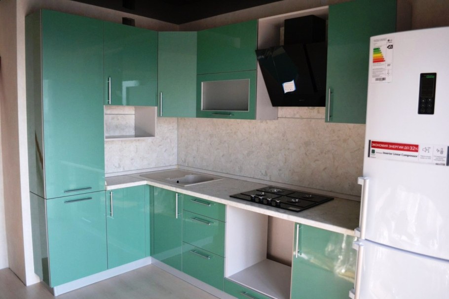 Угловая кухня мятного цвета