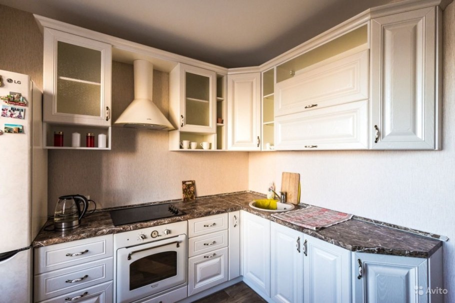 Кухня светлая угловая