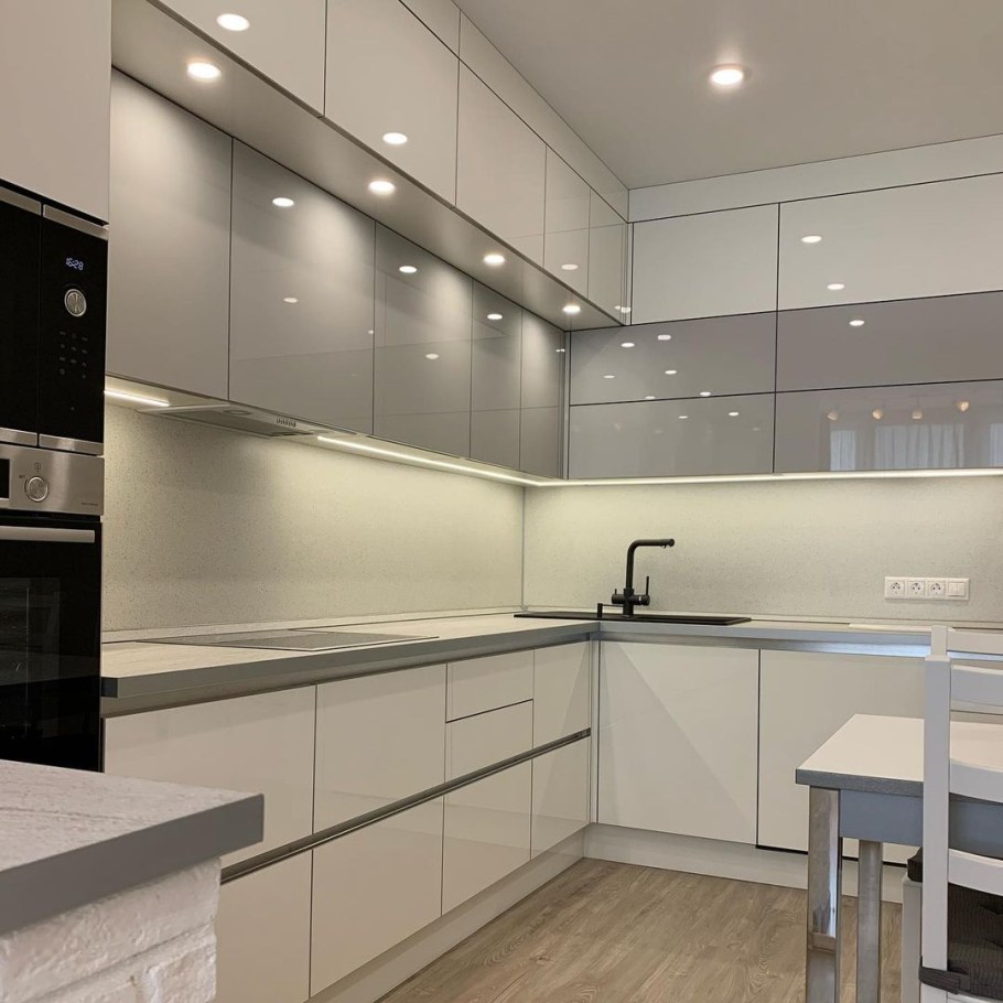 Кухня в светлых тонах