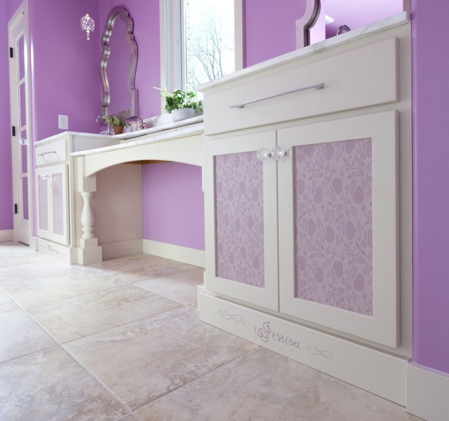 Шкаф лавандового цвета