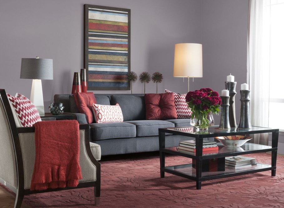 Бордовый диван в интерьере