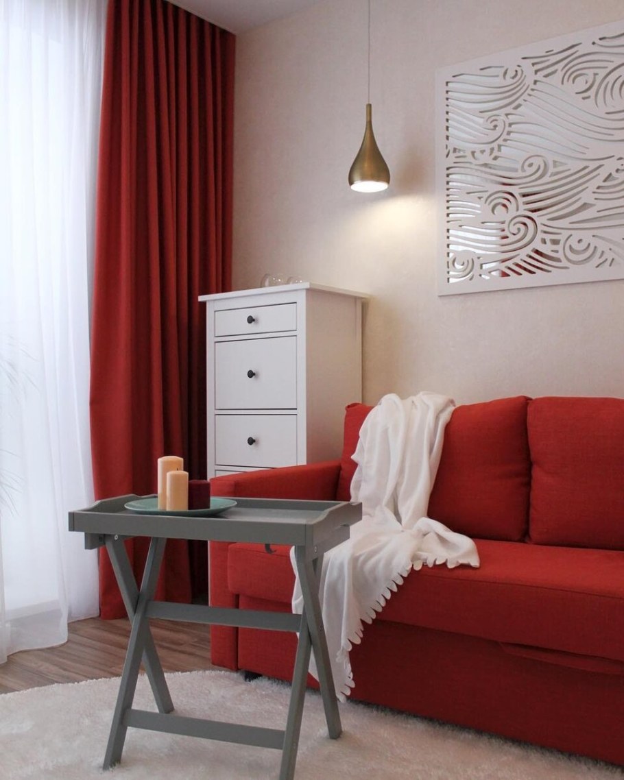 Шторы к красному дивану