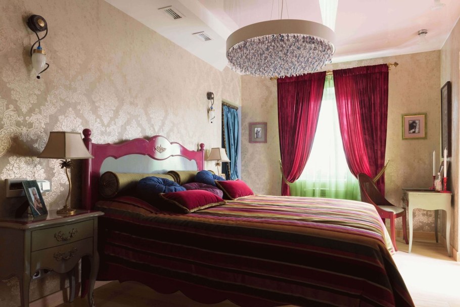 Комната в бордовом цвете