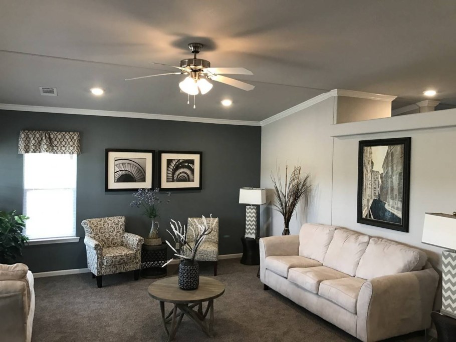 Потолок светло серого цвета