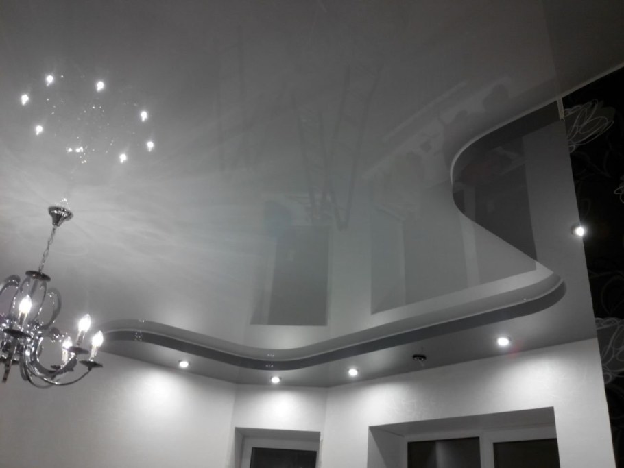 Натяжной потолок серый глянец
