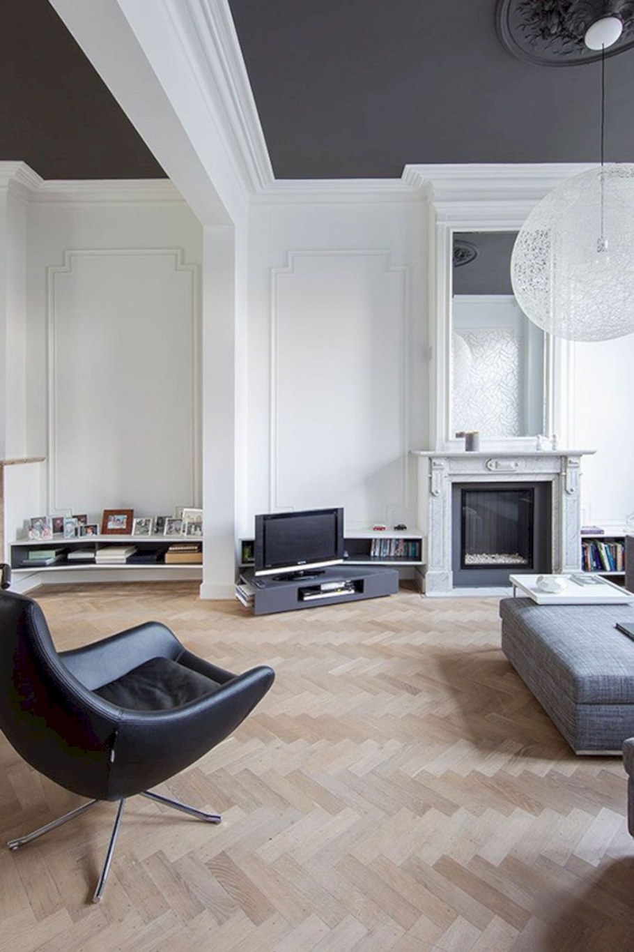 Серый потолок в интерьере