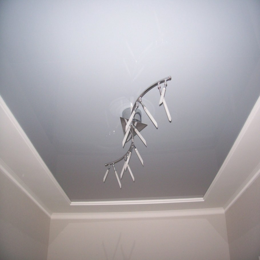 Серый натяжной потолок