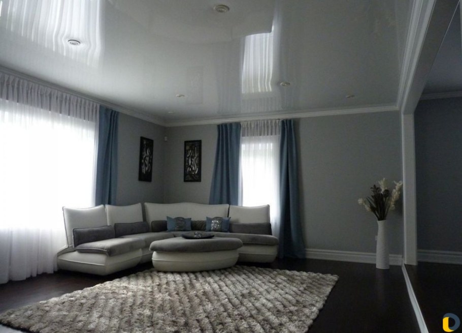 Серый глянцевый потолок