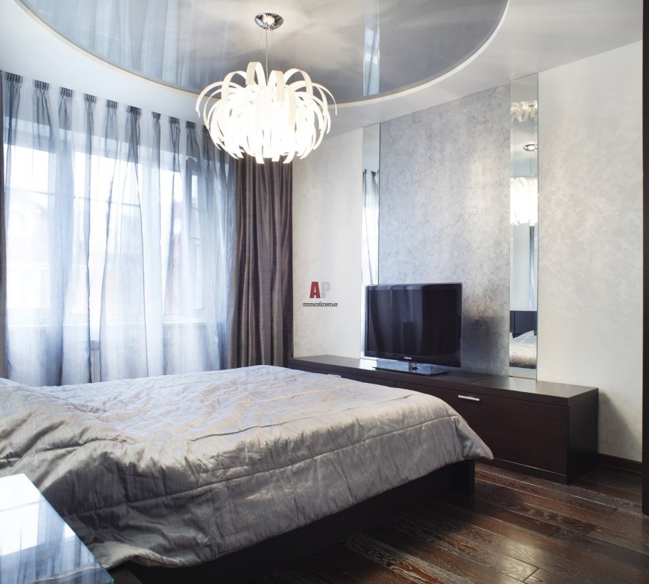 Глянцевый потолок в спальне