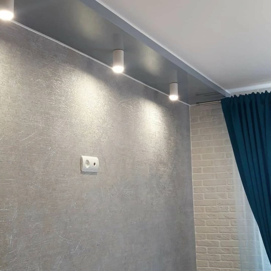 Серый глянцевый натяжной потолок