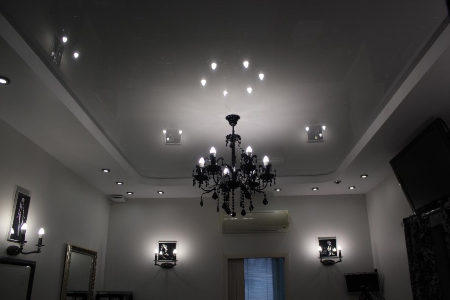 Черный глянцевый потолок