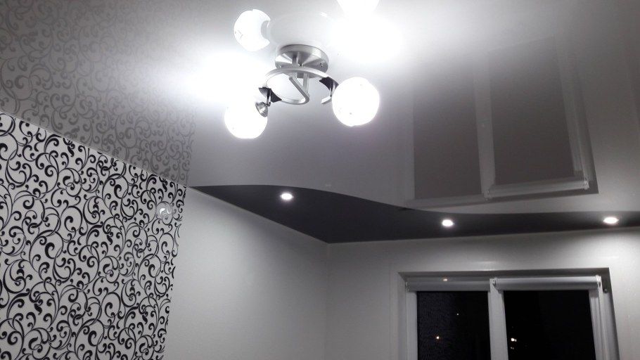 Серый глянцевый натяжной потолок