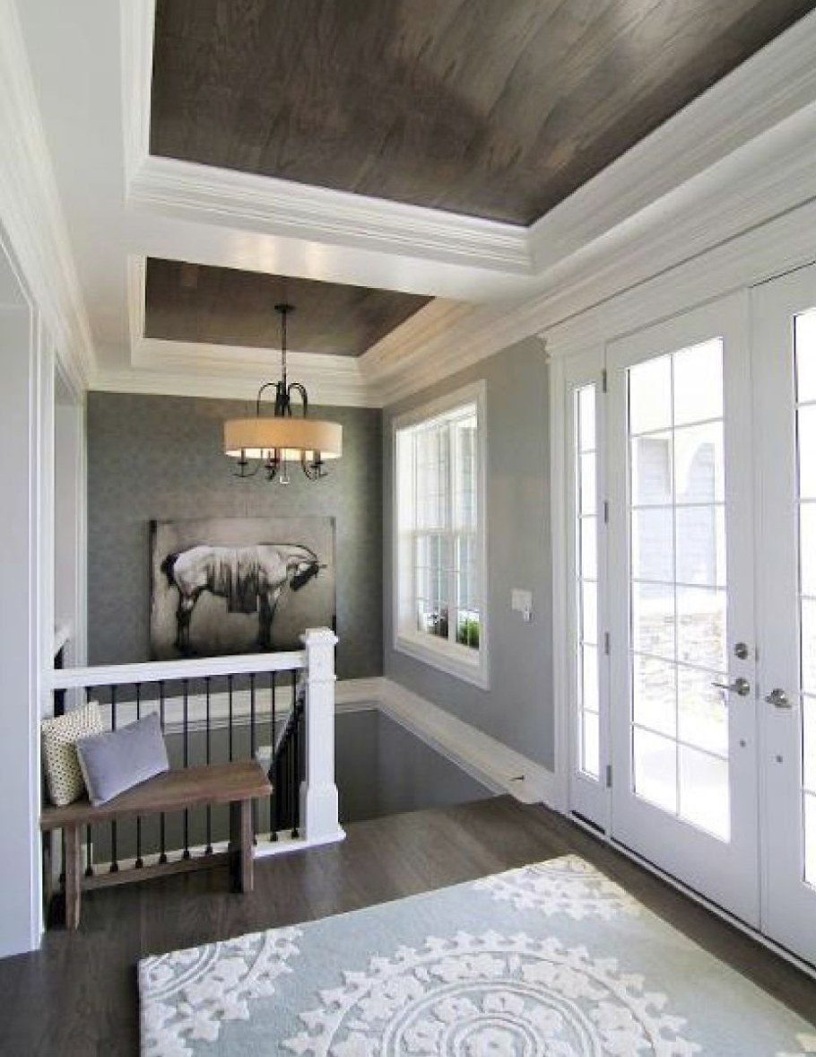 Светлый деревянный потолок