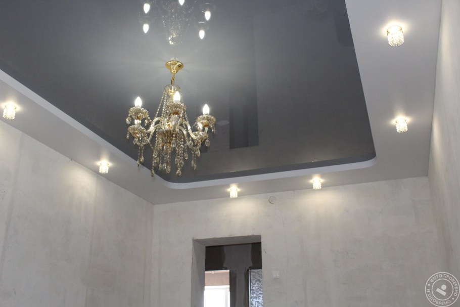 Натяжной потолок белый с серым