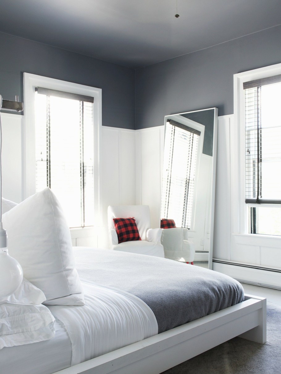 Комната с белыми стенами