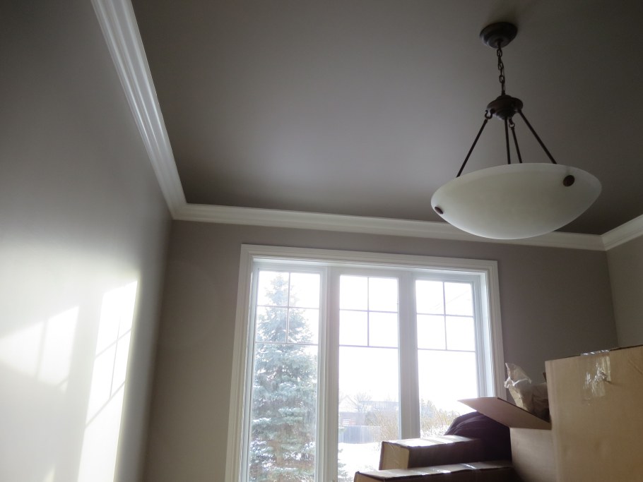 Серый матовый натяжной потолок