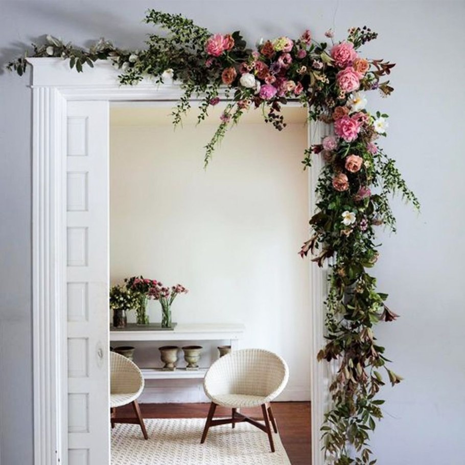 Арка из искусственных цветов