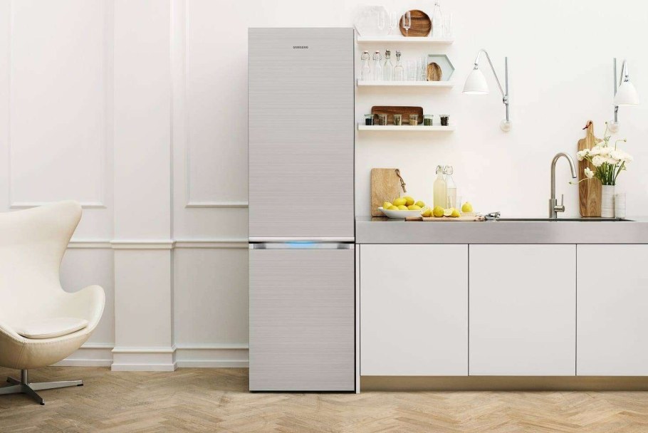 Холодильник отдельностоящий в интерьере кухни