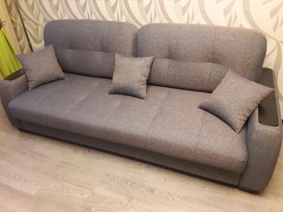 Примеры перетяжки диванов для гостиной