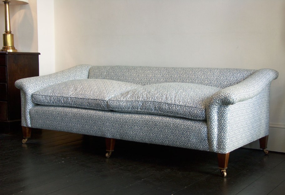 Современный диван из старого