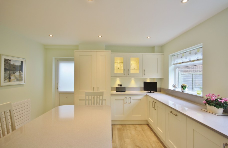 Крашенные стены на кухне