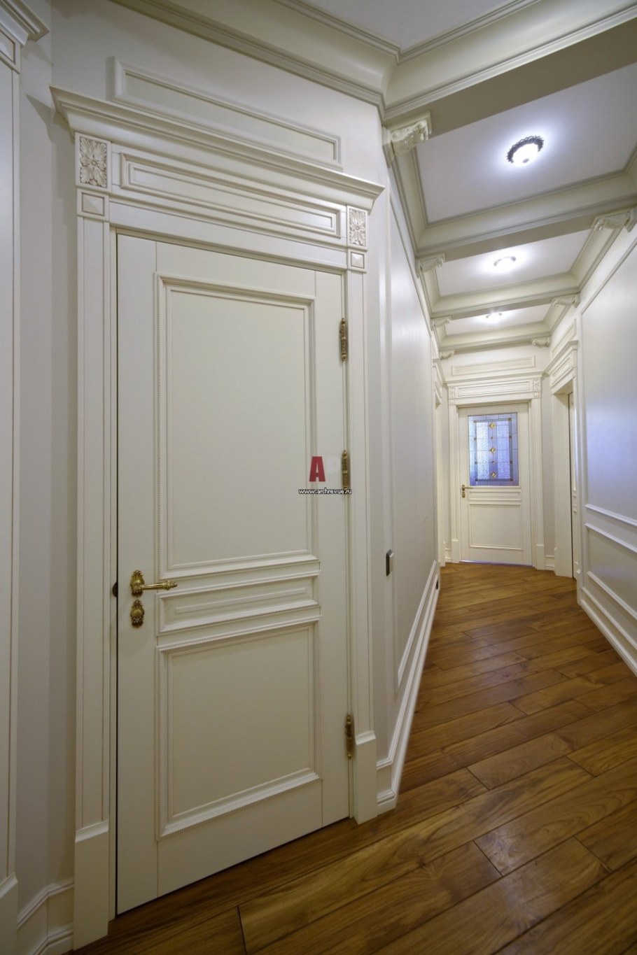 Белые двери в интерьере