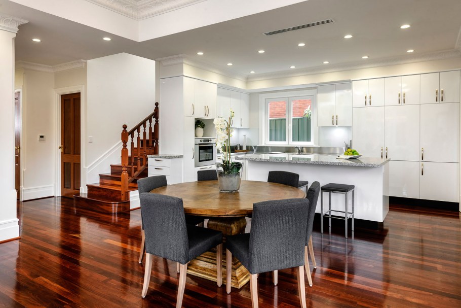 Большая кухня столовая в частном доме