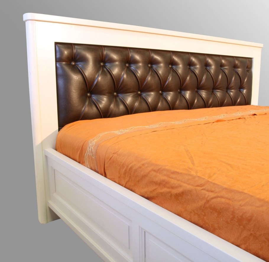 Кровать с мягкой спинкой