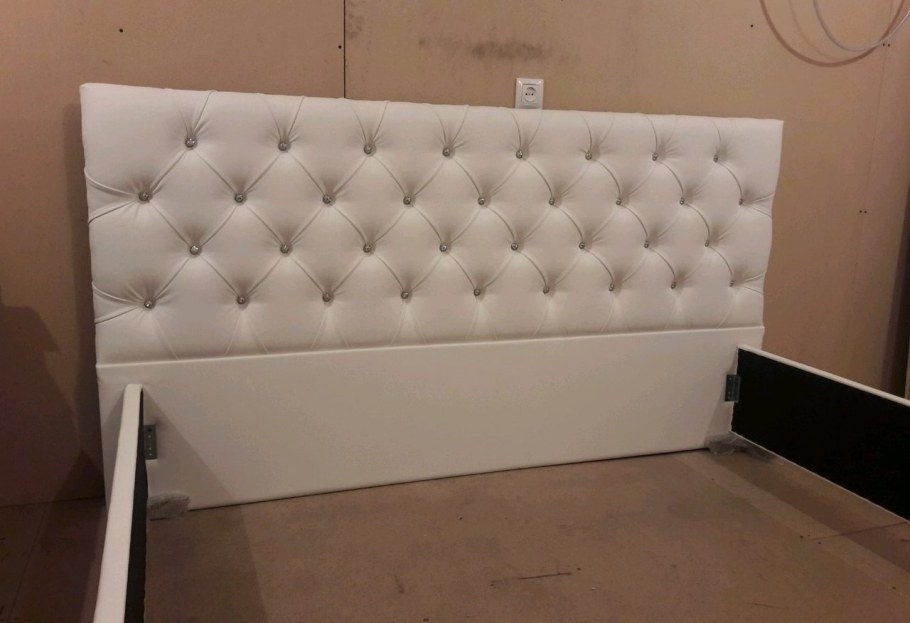 Кровать с деревянным изголовьем и каретной стяжкой