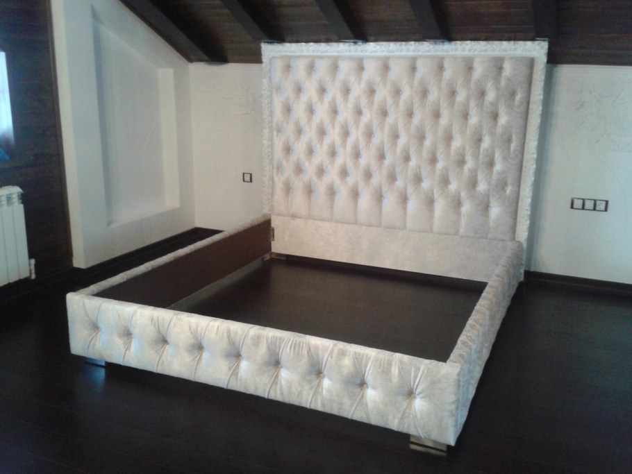 Кровать обитая тканью