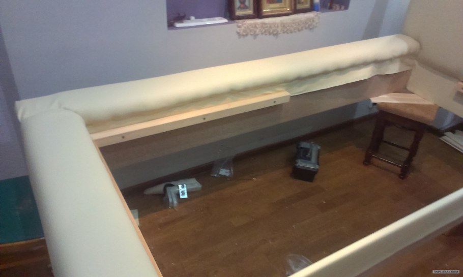 Обтянуть каркас кровати тканью