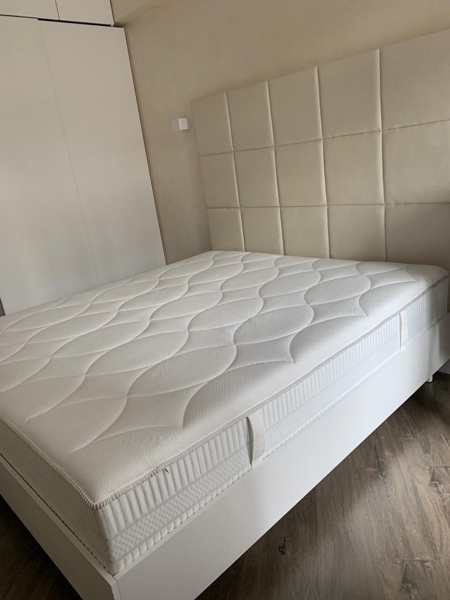 Кровать с мягкой спинкой