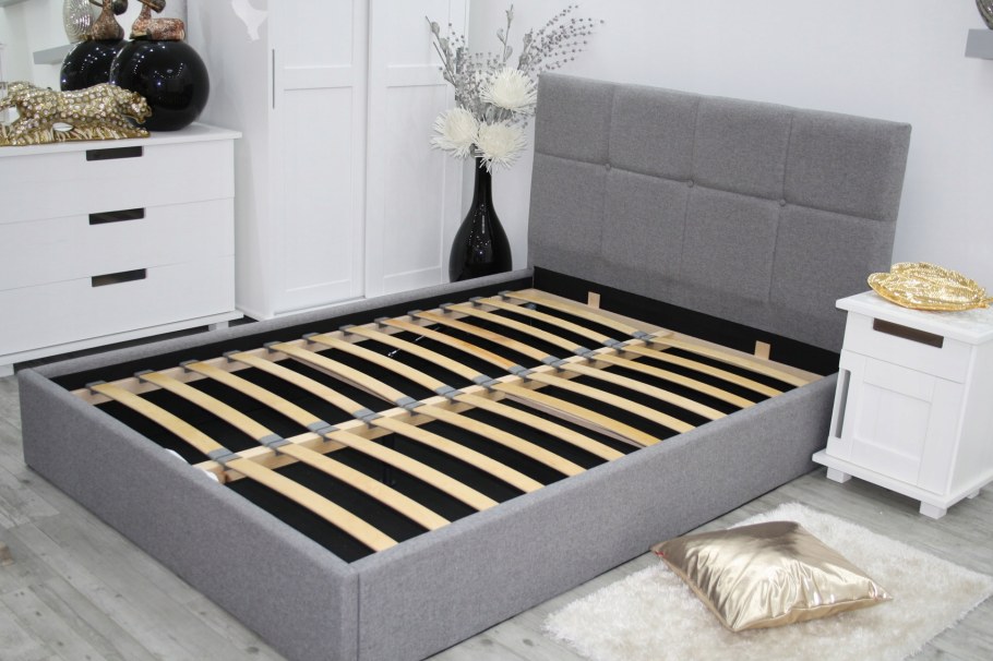 Кровать (обшита тканью с матрацем)