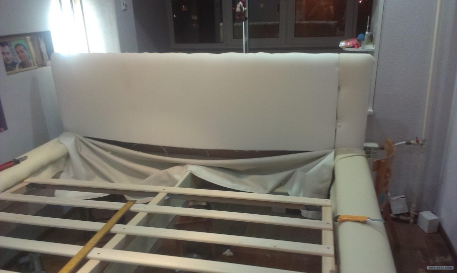 Обтянуть каркас кровати тканью