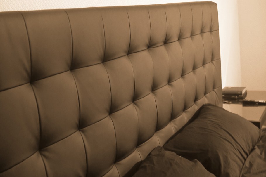 Кровать с мягким изголовьем