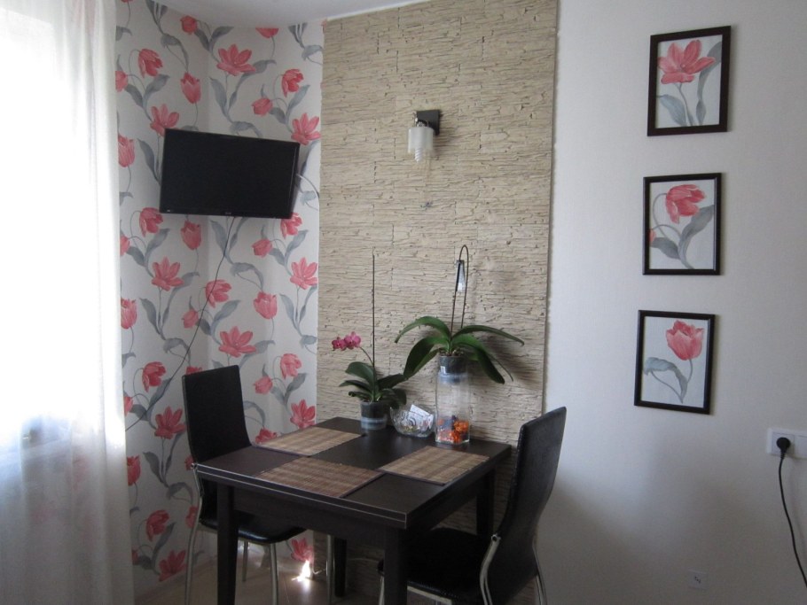 Фартук над обеденным столом