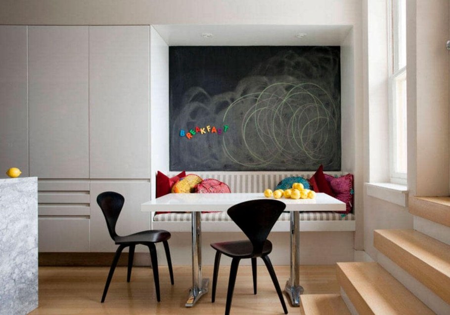 Обеденный стол у стены в интерьере