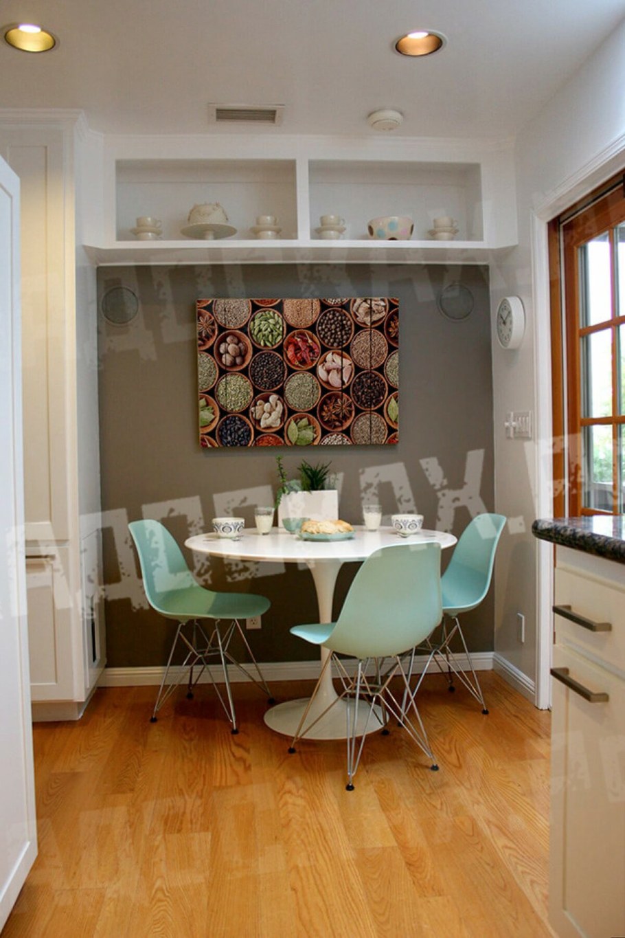 Шкаф над кухонным столом