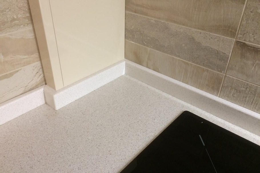 Плинтус для столешницы Rehau 118
