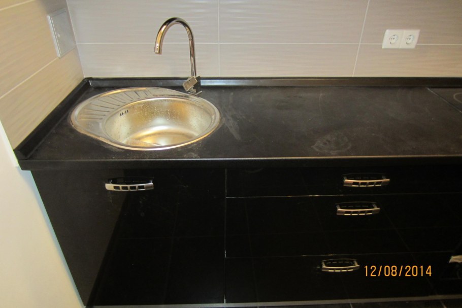 Стык столешницы и накладной раковины