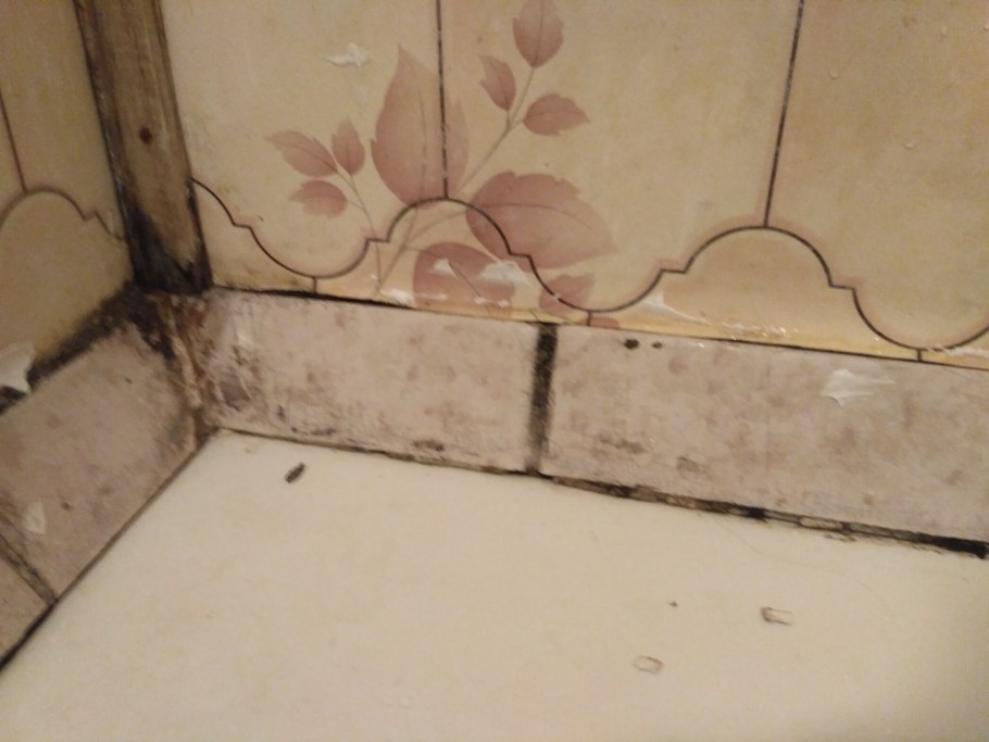 Стык столешницы с плиткой герметиком