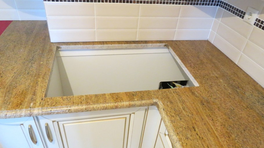 Соединитель фартука и столешницы