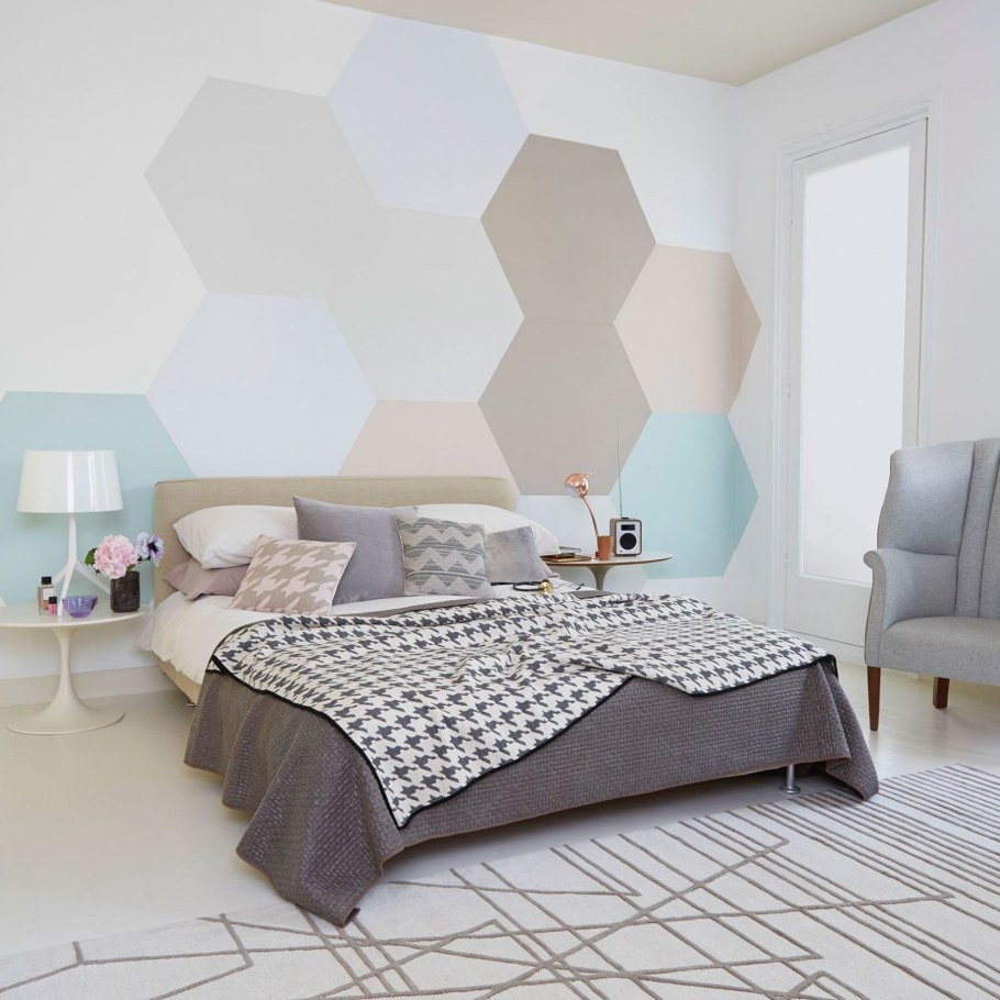 Ромбы на стене в интерьере