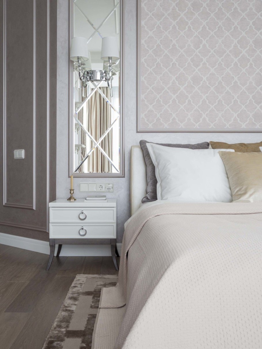 Зеркальное панно в спальне