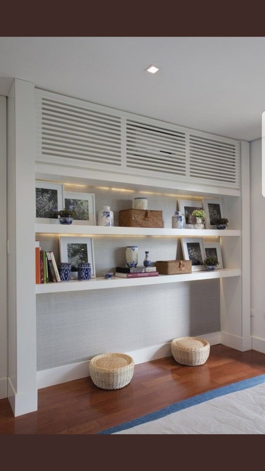 Кондиционер над шкафом