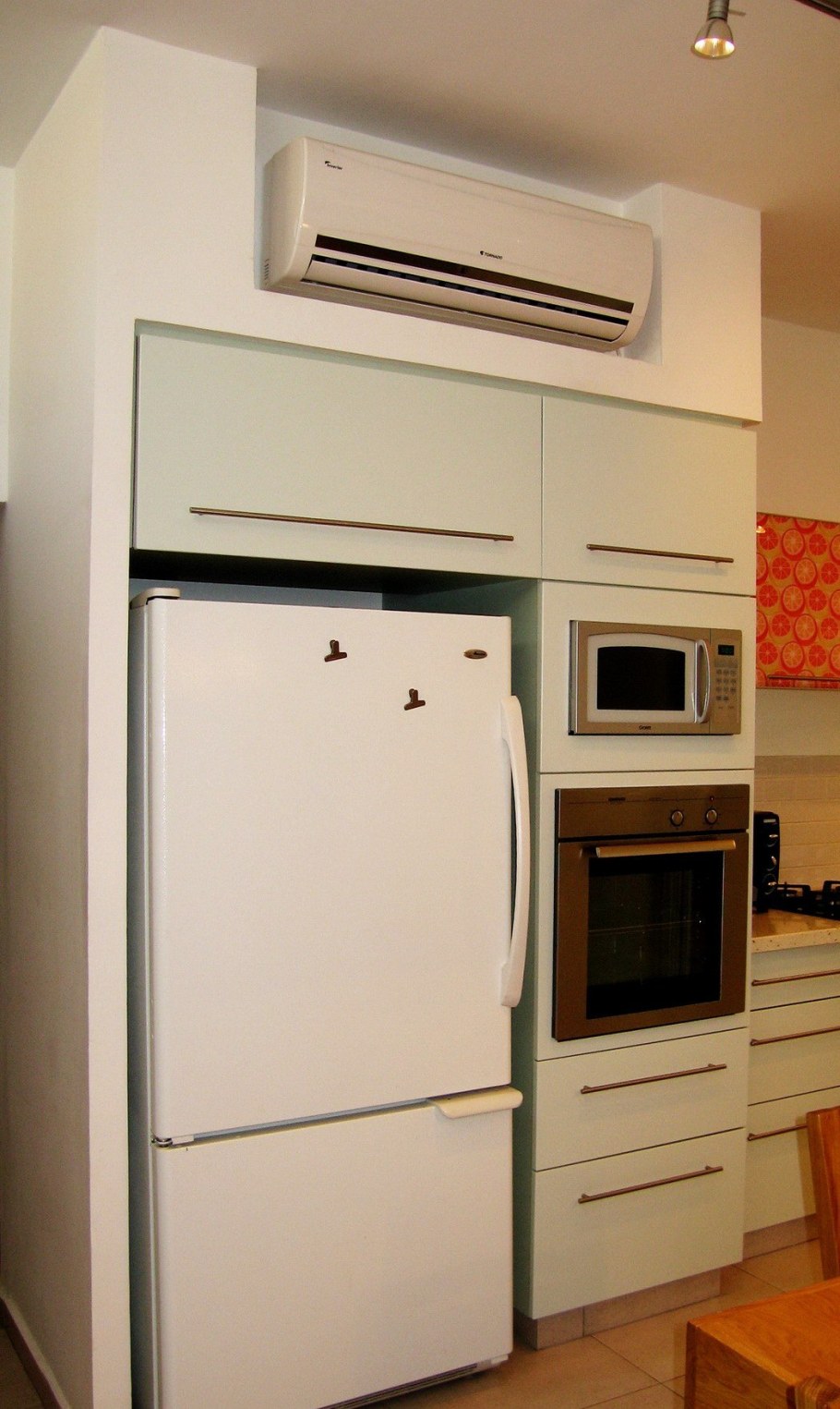 Кондиционер над холодильником на кухне