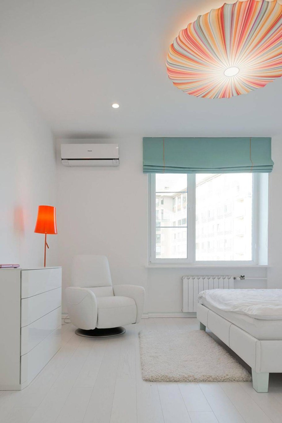 Кондиционер в интерьере в гостиной