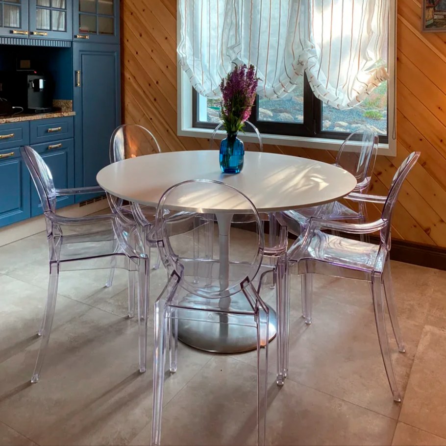 Девушка на прозрачном стуле