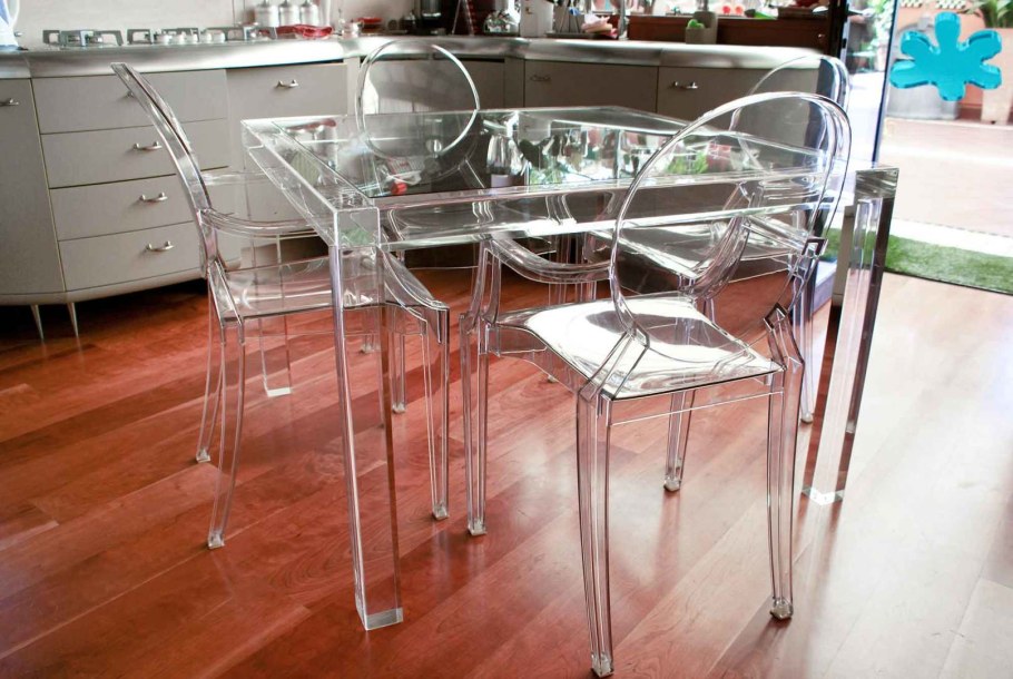 Прозрачные стулья